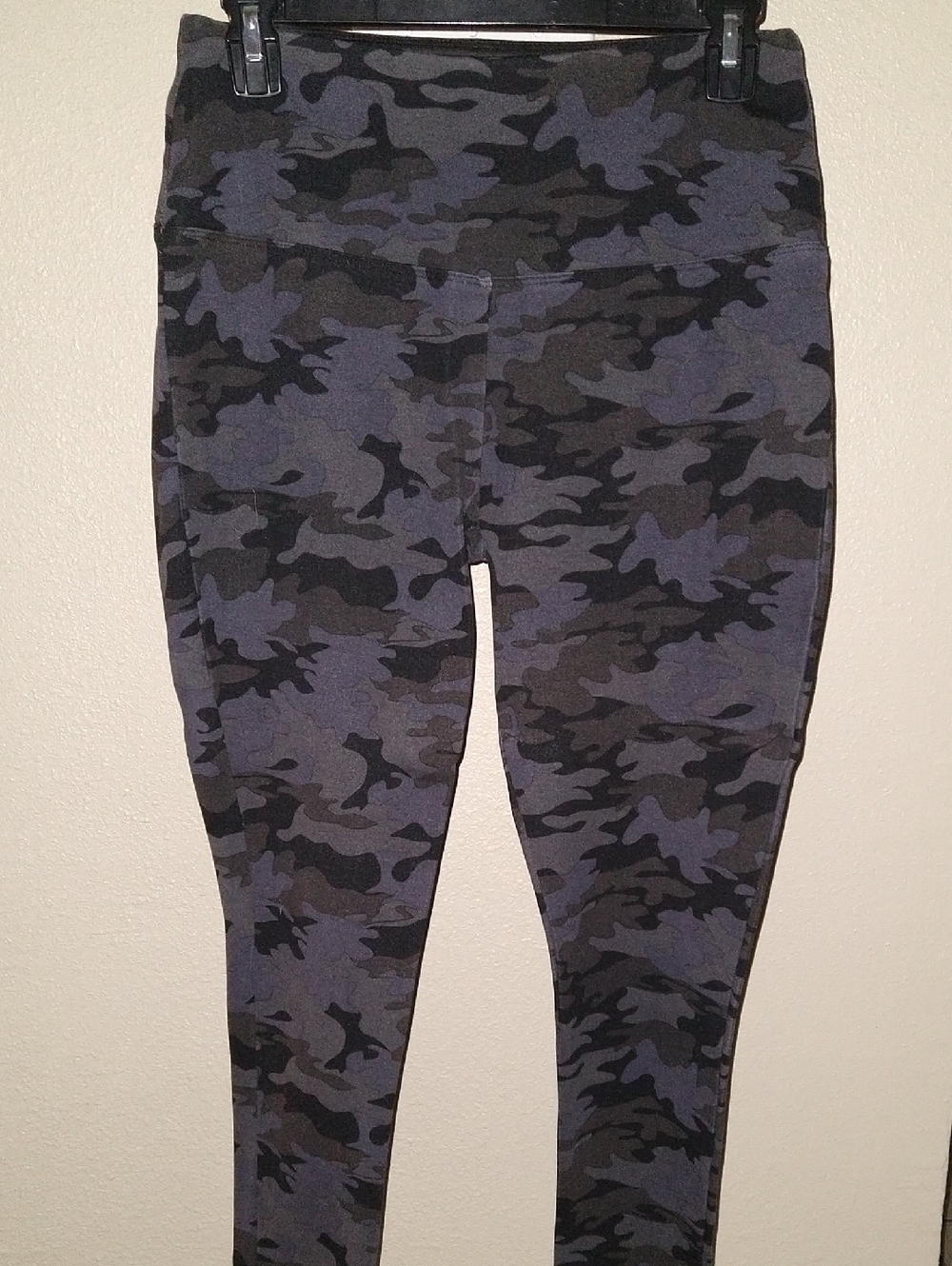 Rachel Zoe Women's Gray & Black Camo Leggings